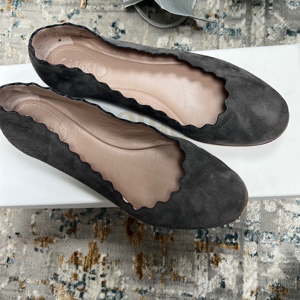 Chloé gray velvet flats with ruffle edges